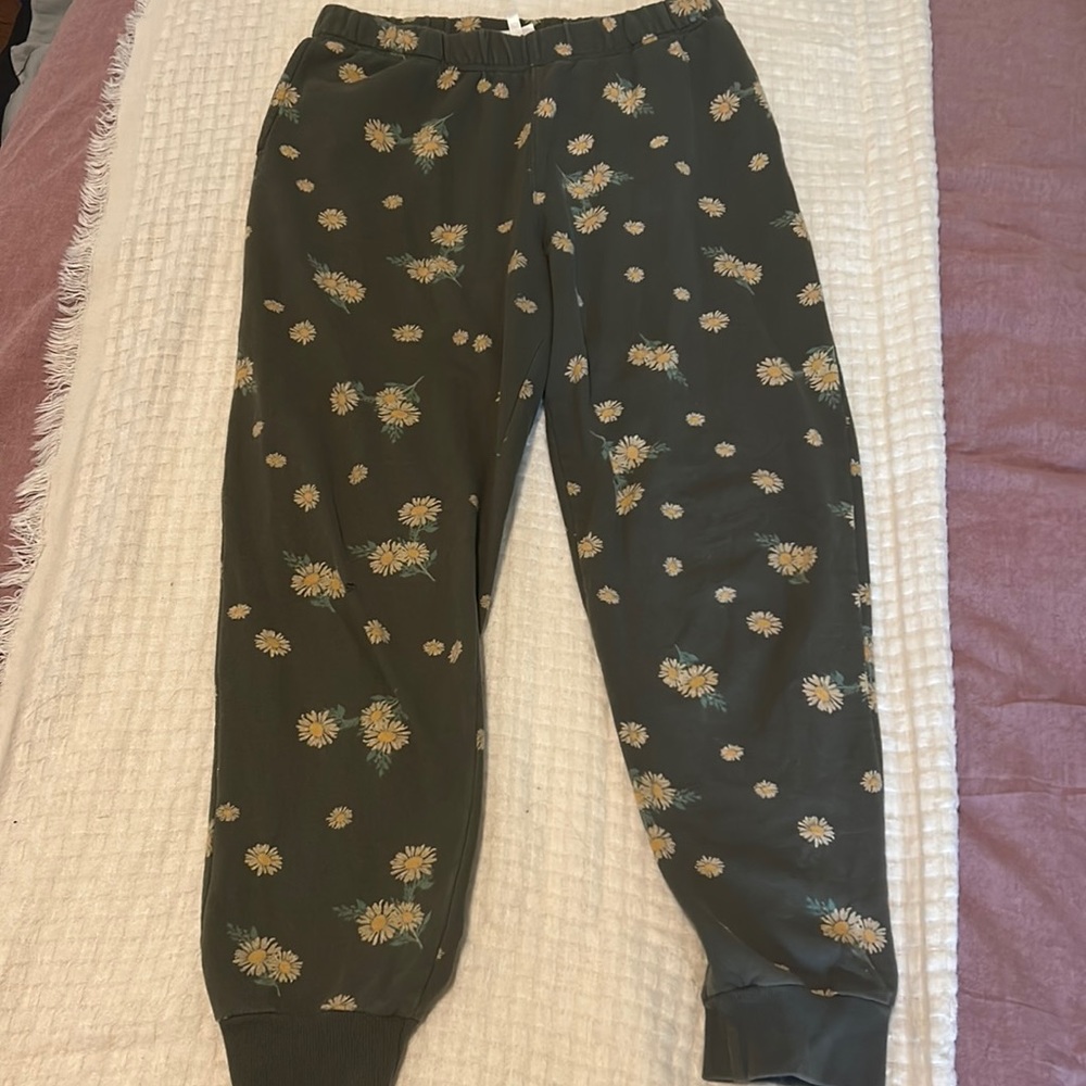 Floral sweatpants with pockets.